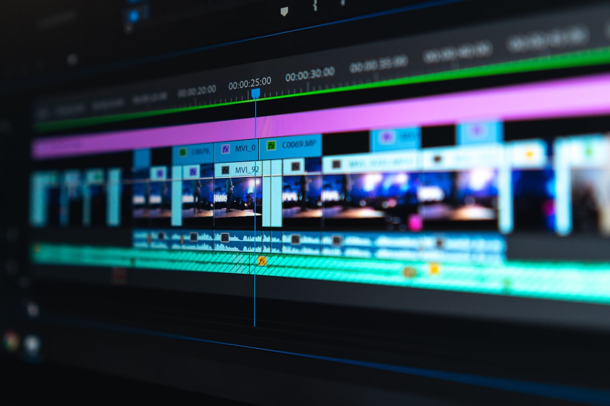 Equipo de grabacion en plato audiovisual manejando opticas de alta gama