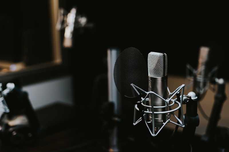 Mesa de grabacion de podcast profesional con microfonos suspendidos